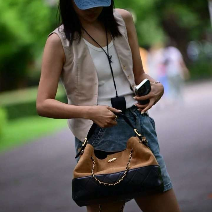 Designer 25A Hobo Tote Fashion Shoulder Bag Double shoulder straps in Chamois and Lambskin bicolour paired with 18K gold plated hardware 33 33