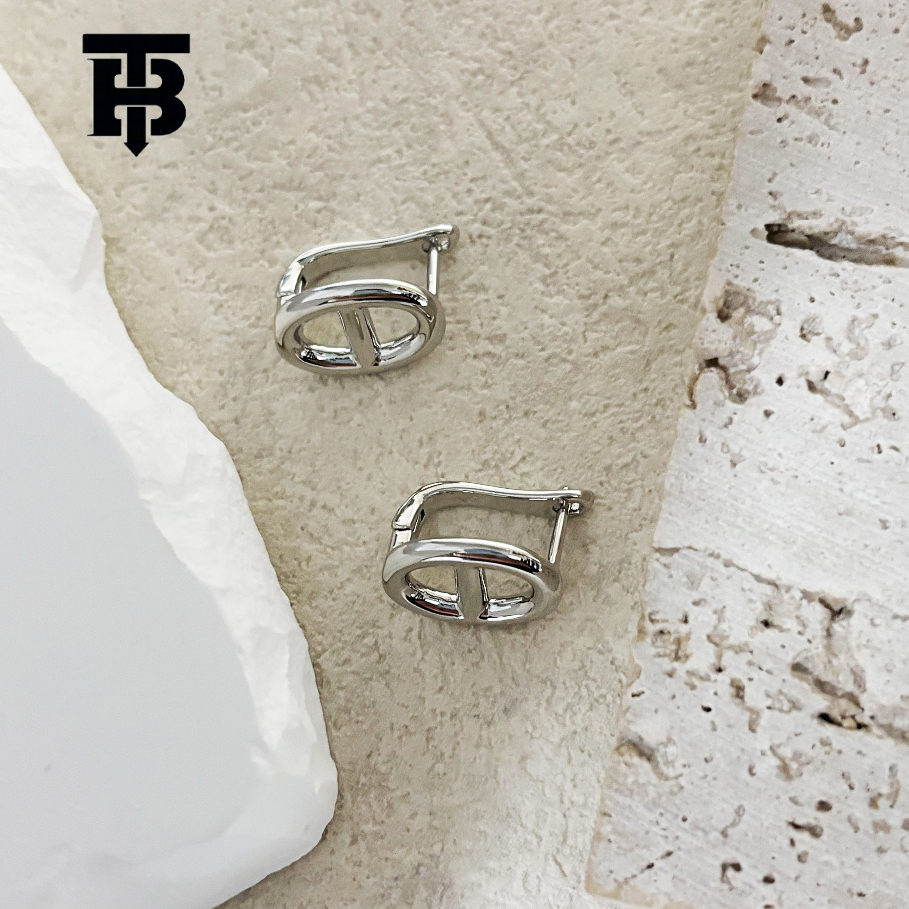 European And American Designer Jewelry Wedding Rings Simple Luxury Zircon Pig Nose Earrings Gold Plated High-end Elegant Ear Studs Wholesale