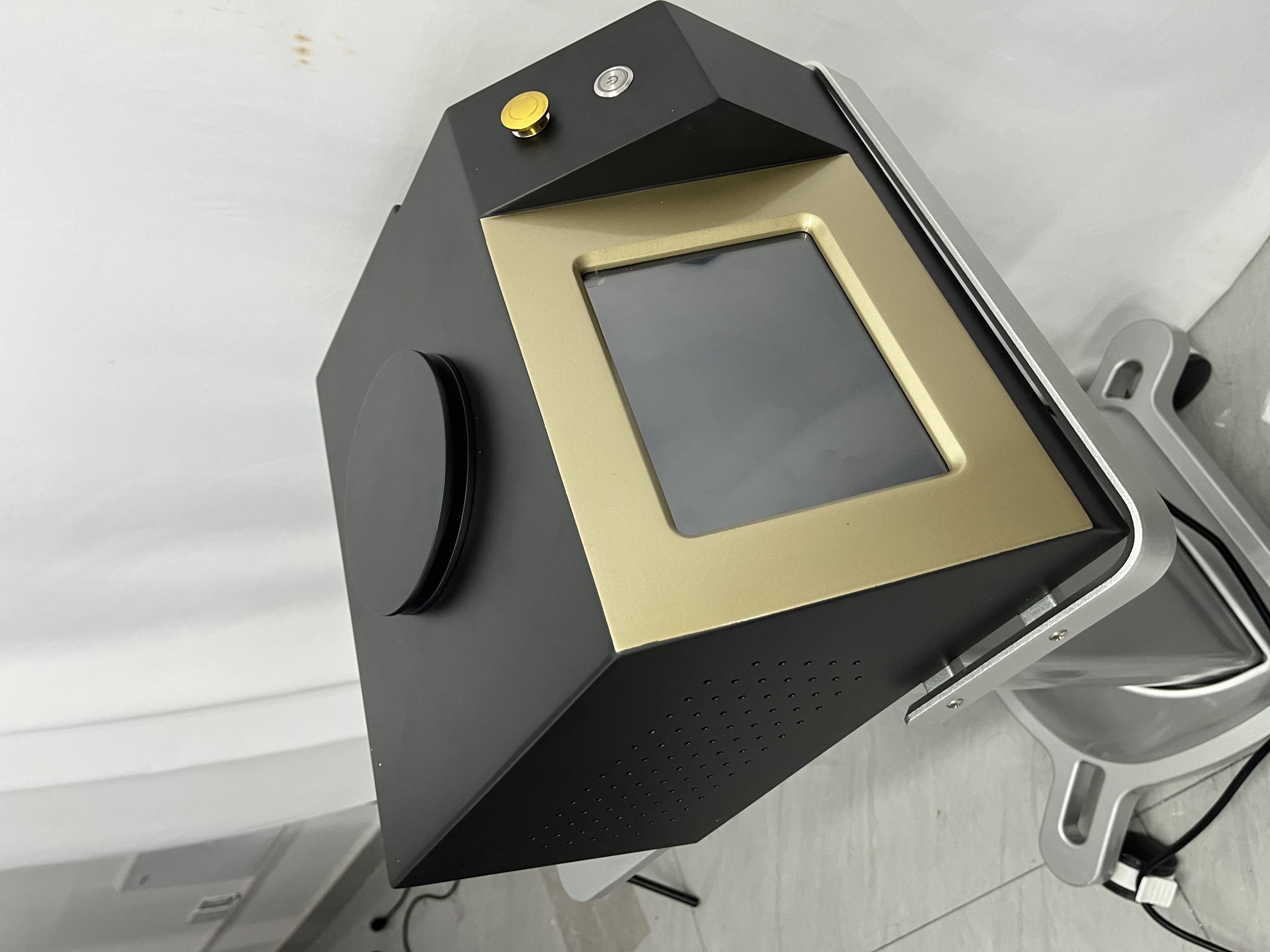 1470nm Diode Laser Lipolysis Machine Fat Dissolving Slimming Device Body Shaping Equipment For Stubborn Fat Removal Facial Wrinkle Reduction