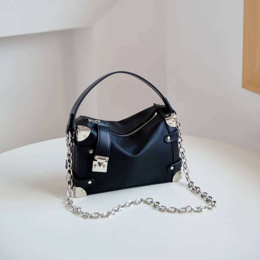 Autumn Winter Retro Fashion Handheld Minimalist Design Elegant And High-End Punk Chain Shoulder Bag For Women