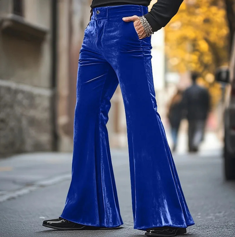 Mens flared trousers. Made of soft velvet suitable for daily wear with a fashionable streetstyle for dress pants. 250827