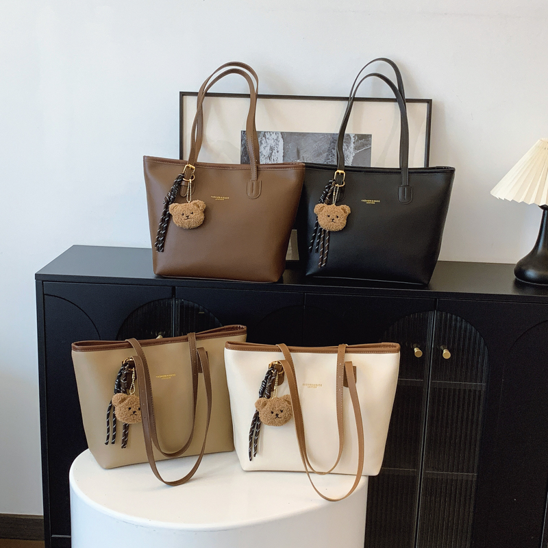 Ladies' fashionable street feel, simple and versatile single shoulder crossbody bag, versatile high-end fashion, large capacity for daily commuti