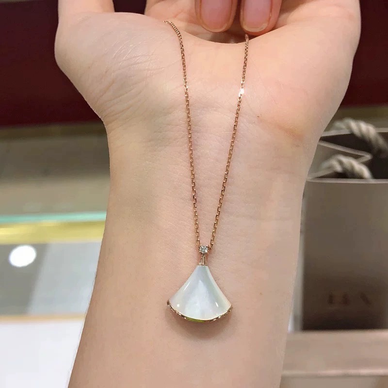 necklace jewelry designer necklace Natural Fritillary Skirt Necklace Light Luxury High end Fan Pendant Collarbone Chain designer jewelry luxury jewelry