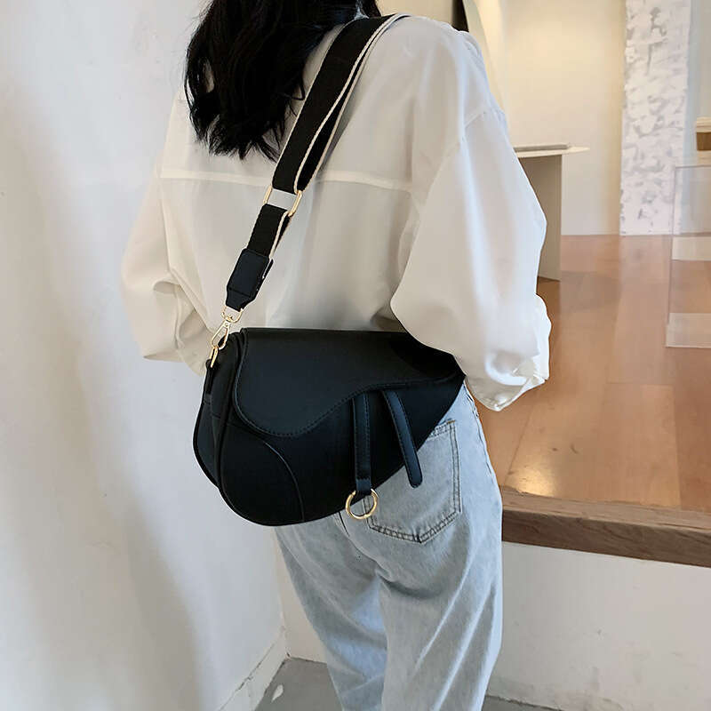 Women's 2024 Autumn New Single Shoulder Textured Niche Design Crossbody Versatile Saddle Bag