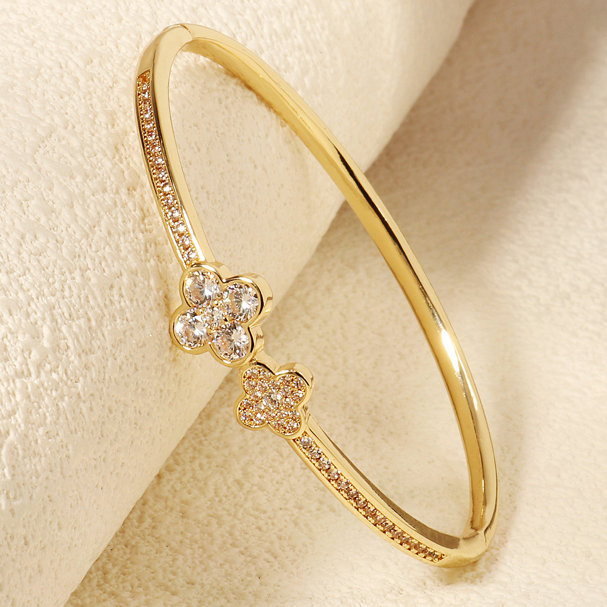 Gold crystal bracelet high quality accessories ins four-leaf clover bracelet European and American fashion all-match bracelet