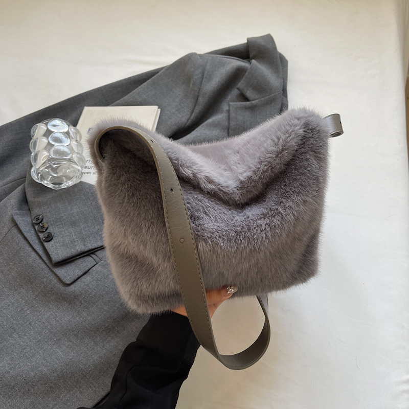 High end women's fashionable street feel, simple and versatile single shoulder crossbody bag, versatile high-end fashion, elegant commuting shoul