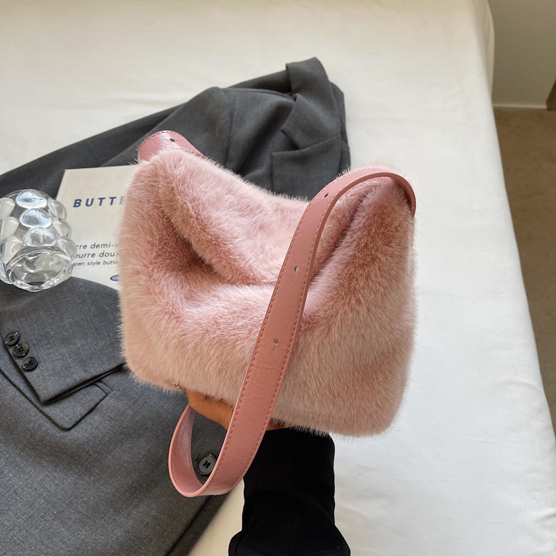 High end women's fashionable street feel, simple and versatile single shoulder crossbody bag, versatile high-end fashion, elegant commuting shoul