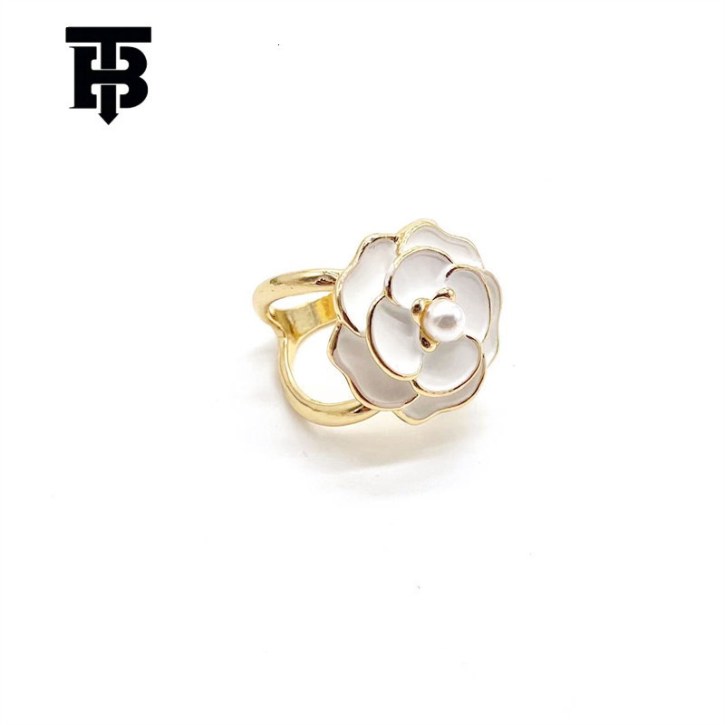 Free Shipping For New Designer Accessories Minimalist 3D Flower Scarf Buckle For Women Versatile Simple Multifunctional Coat Belt Fixing Buckle