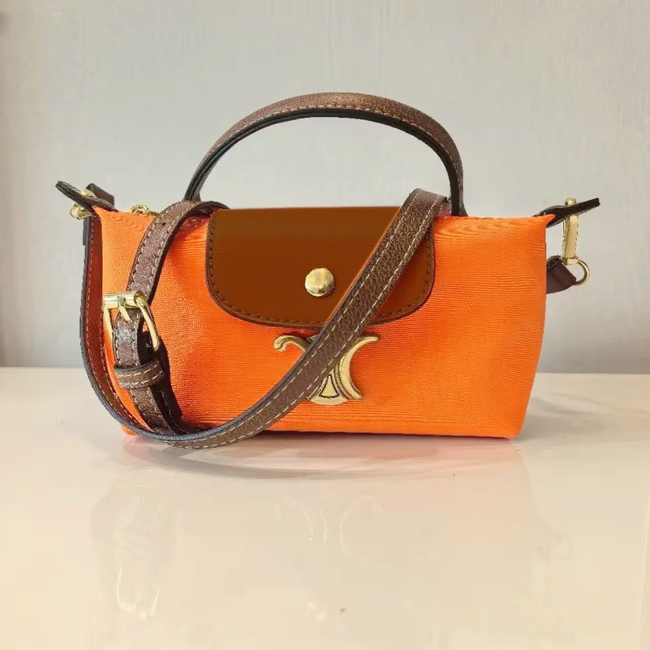 Luxury Bag Chic Small Square Bag for Women designer bag with Brooch Logo Designer Inspired Leather Crossbody Bag & Shoulder Bag with Chain Strap, Zipper Closure