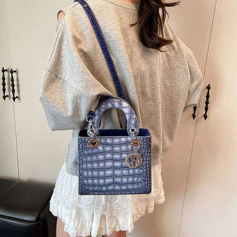 Stylish Crossbody-Bag In Leather Material For Women, Popular Shoulder Bag By Famous Designer, Elegant Handbags