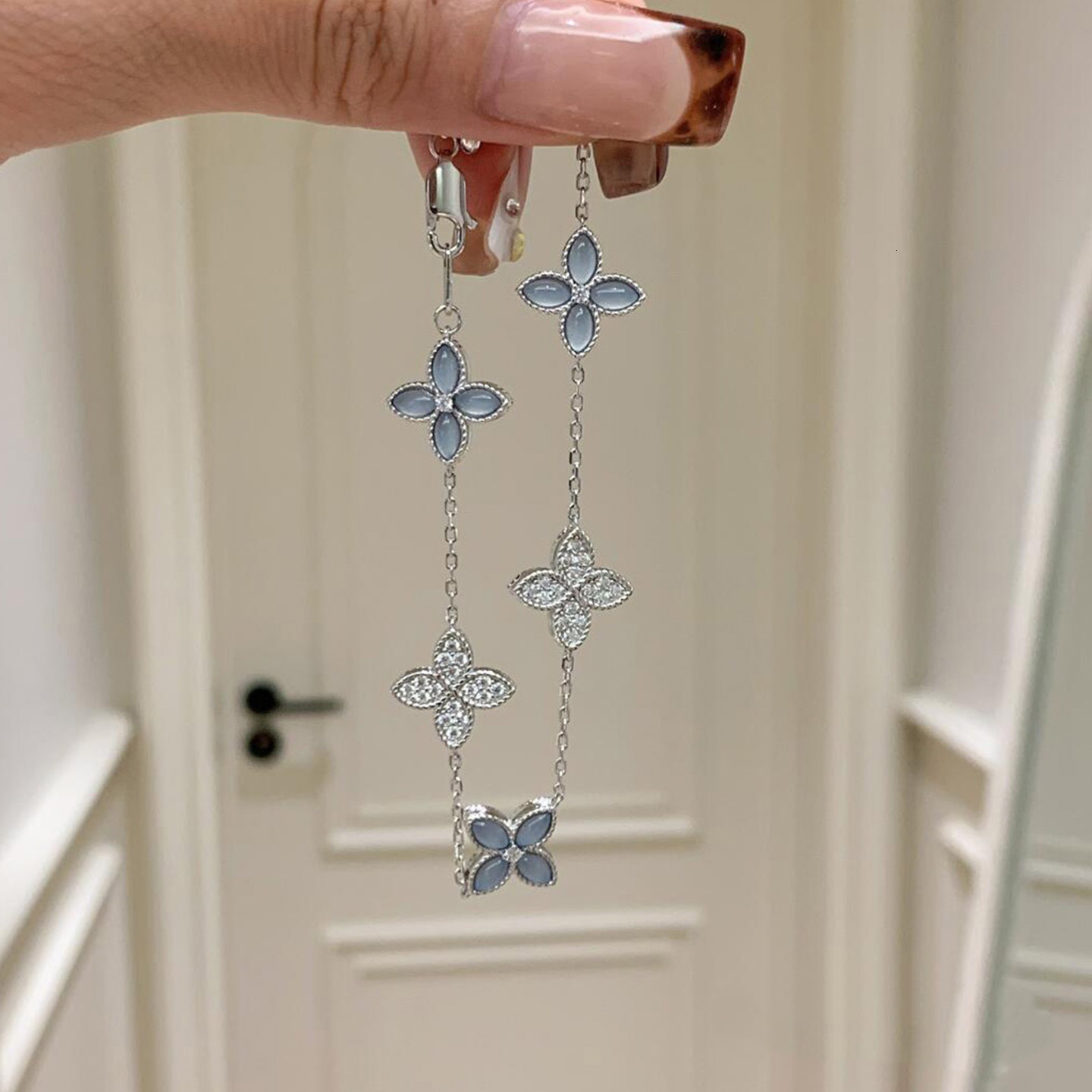 Korean Style Cool Flashing Flower Bracelet for Women, Elegant Versatile Simple High-Value Niche Design Personalized Jewelry