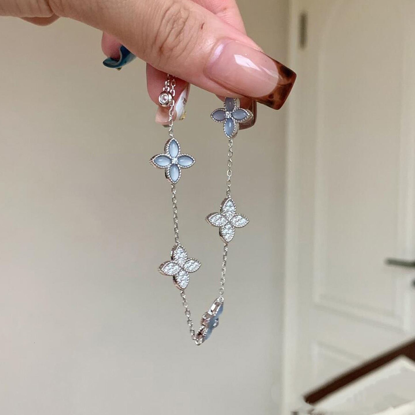 Korean Style Cool Flashing Flower Bracelet for Women, Elegant Versatile Simple High-Value Niche Design Personalized Jewelry