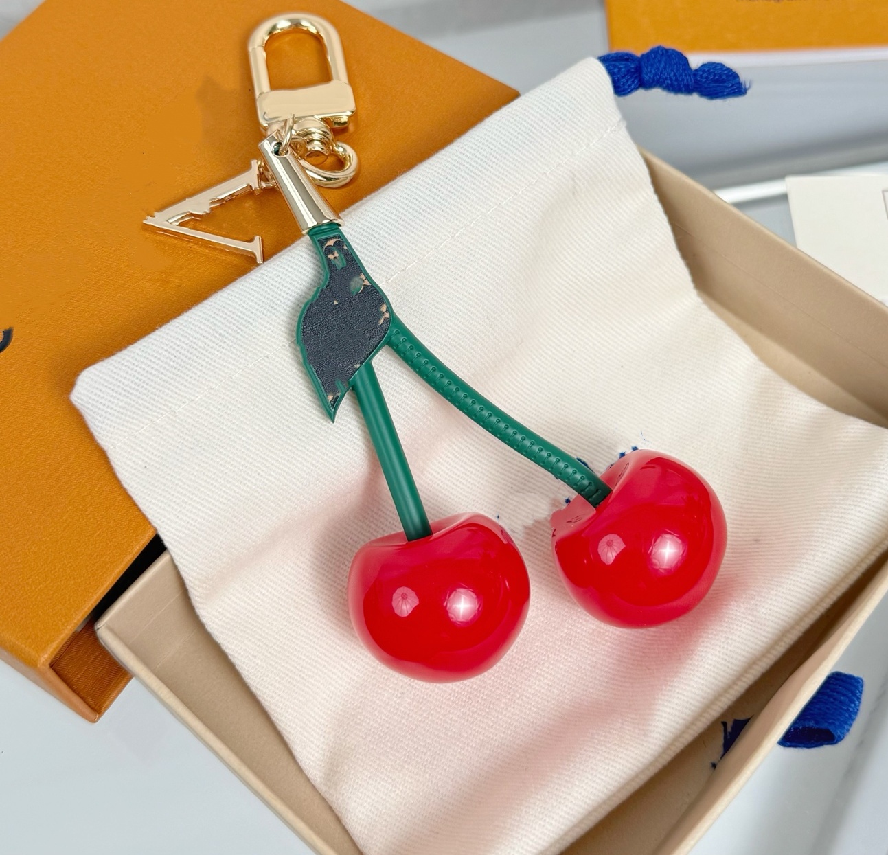 designer keychain V letters women keychain wallet llavero Buckle jewelry bagchain Keyring cherry chain stone Keychains