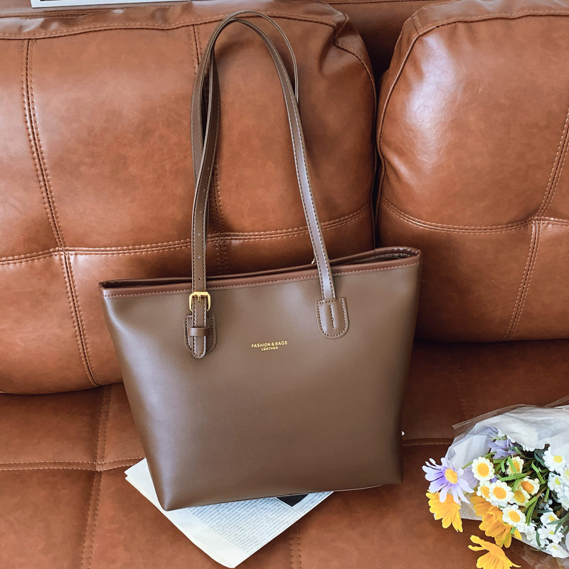 Ladies' fashionable street feel, simple and versatile single shoulder crossbody bag, versatile high-end fashion, large capacity for daily commuti