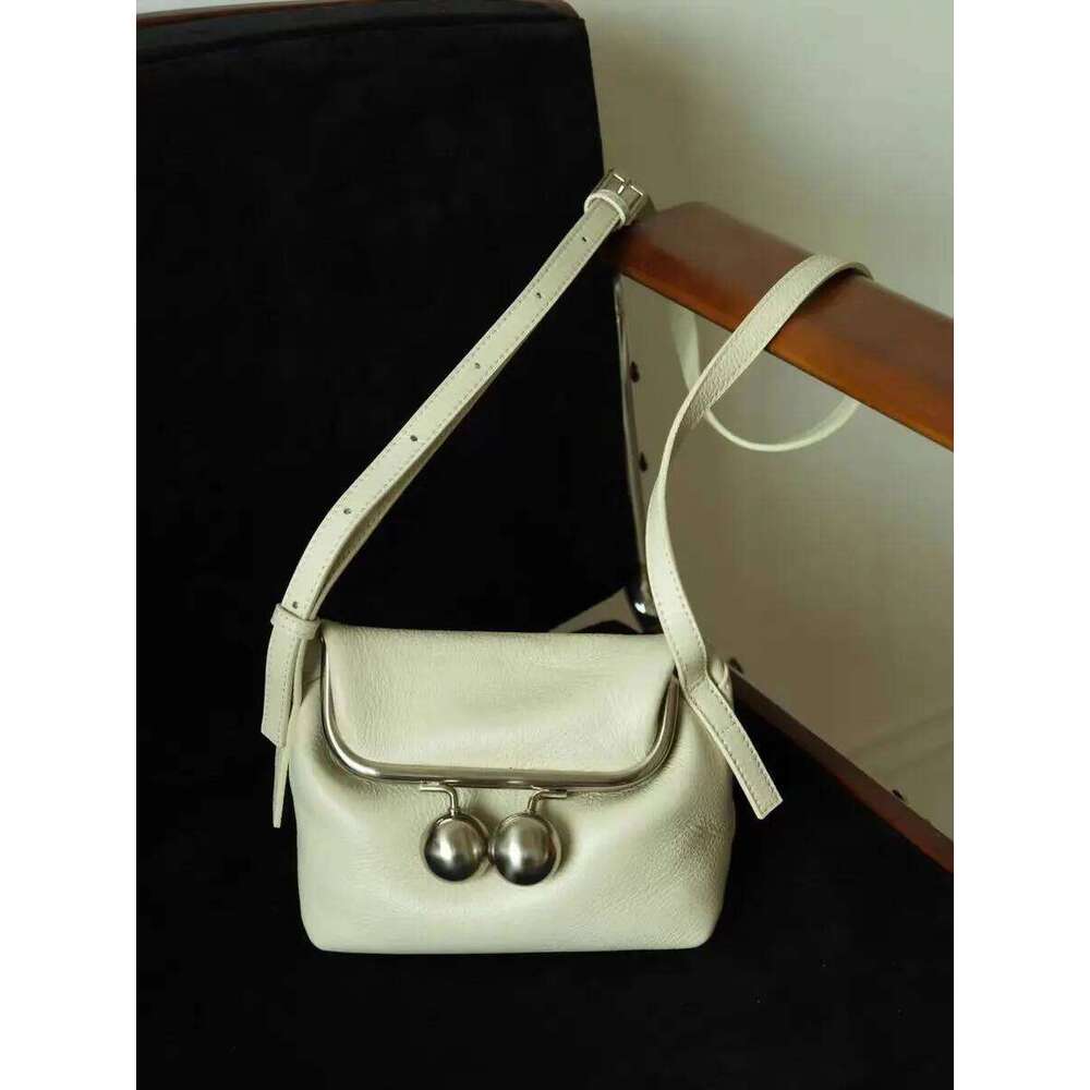 Novel Bell Design Clip Pouch Leisure Genuine Cow Leather Women Flap Shoulder Small Delicate Female Crossbody Bag Red