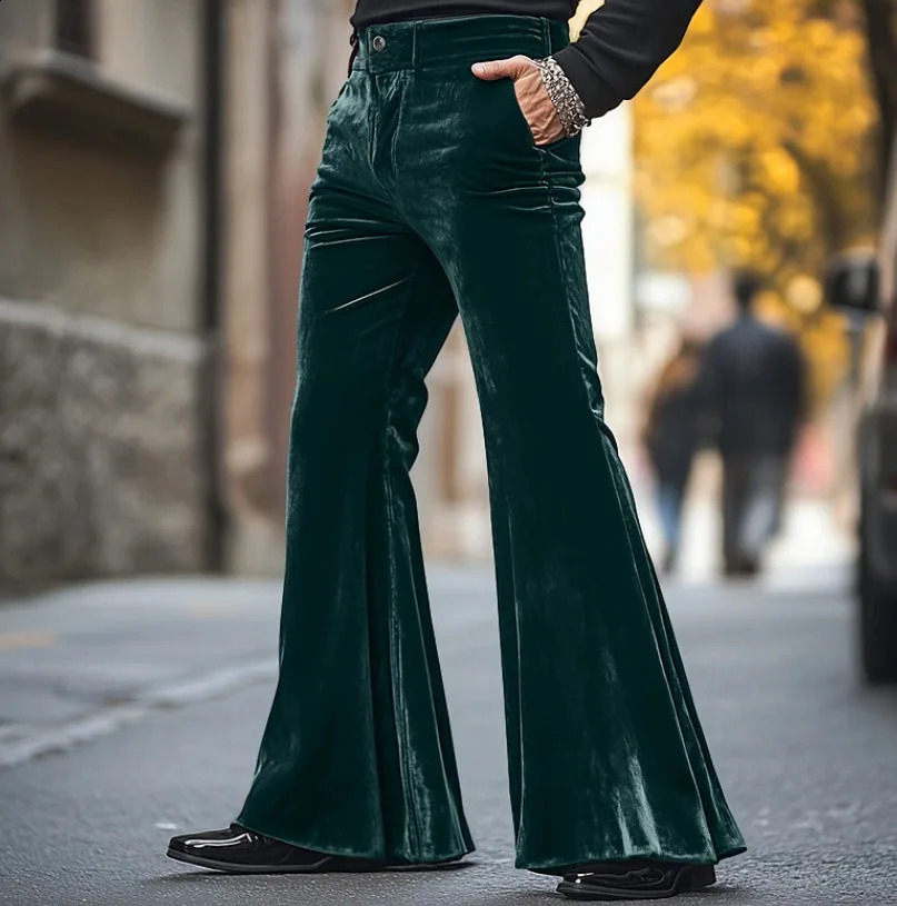 Mens flared trousers. Made of soft velvet suitable for daily wear with a fashionable streetstyle for dress pants. 250827