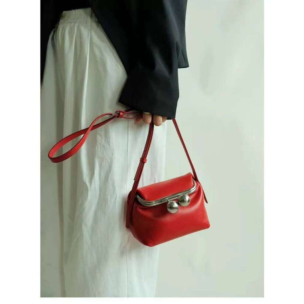 Novel Bell Design Clip Pouch Leisure Genuine Cow Leather Women Flap Shoulder Small Delicate Female Crossbody Bag Red