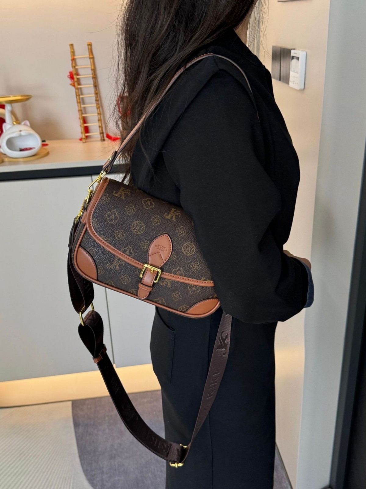 The classic color-blocking printed flip-top small square bag for women in 2025 retro casual and versatile style