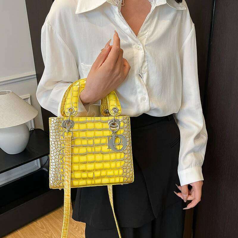 Stylish Crossbody-Bag In Leather Material For Women, Popular Shoulder Bag By Famous Designer, Elegant Handbags