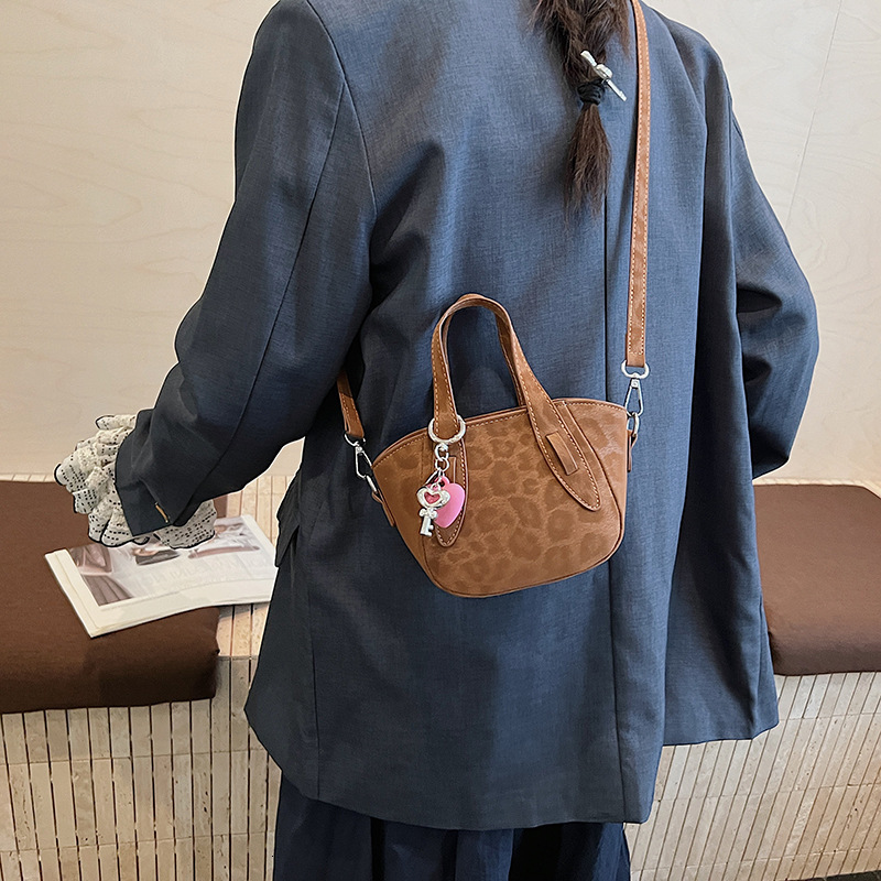 Autumn New Women s Shoulder Bag Retro Niche Leopard Print Women s Handbag Autumn And Winter New Casual Women s Crossbody Bag New Designer Bag