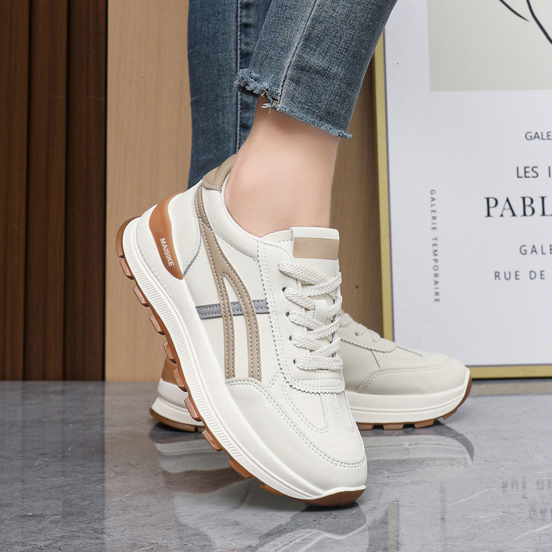 Designer Fashion Women's Shoes 2025 New Versatile Soft Sole Student Running Shoes Casual Shoes Soft Leather White Sneakers 48