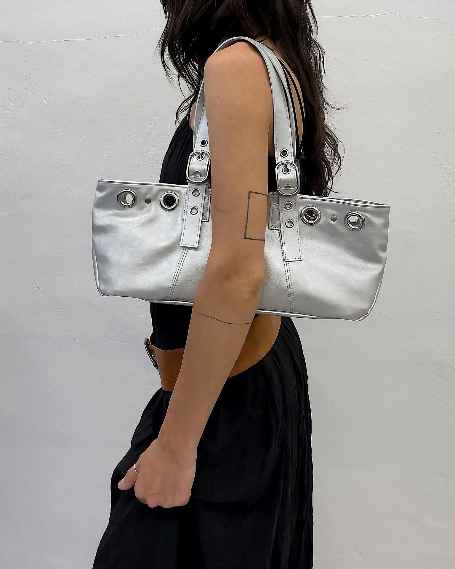 Autumn New Women s Shoulder Bag Korean Style New Rivet Denim Bag Spicy Girl Commuting Shoulder Bag Autumn New Designer Bag Large Capacity Handbag Armp