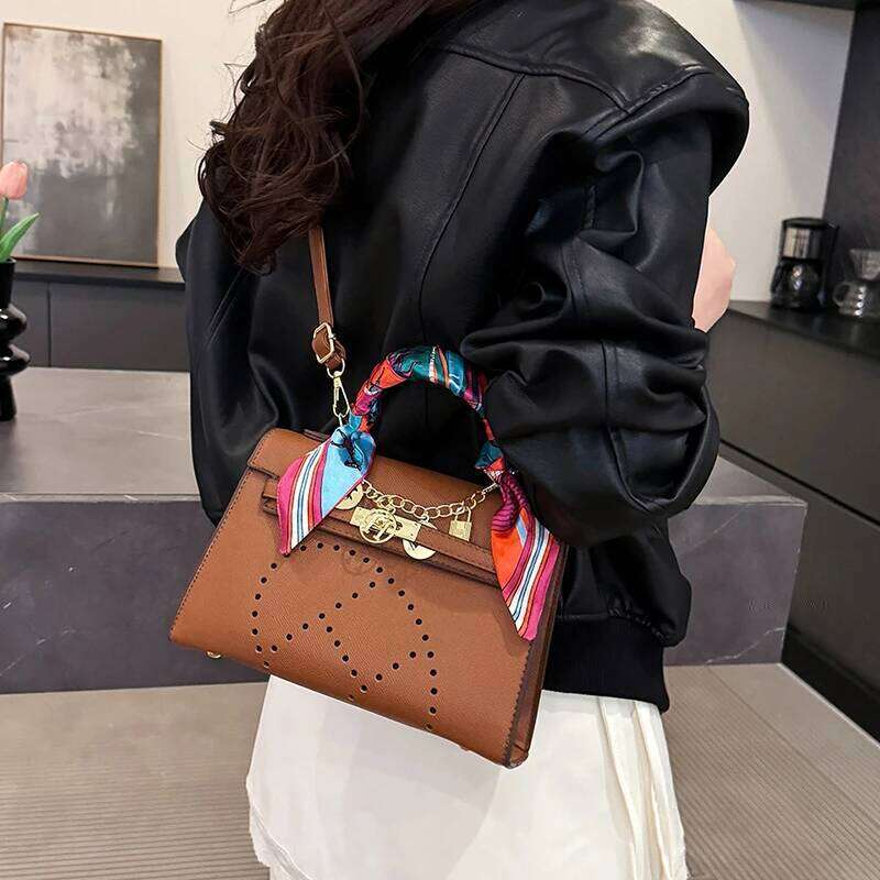 Elegant High-End Shopper Tote Bag For Fashionable Women With Large Capacity And Vintage Inspired Leather