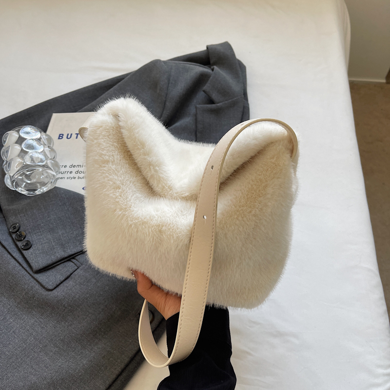 High end women's fashionable street feel, simple and versatile single shoulder crossbody bag, versatile high-end fashion, elegant commuting shoul