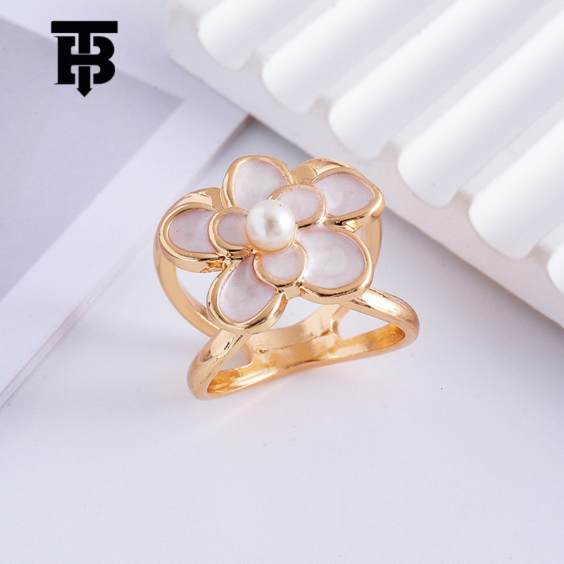 Free Shipping For New Designer Accessories Minimalist 3D Flower Scarf Buckle For Women Versatile Simple Multifunctional Coat Belt Fixing Buckle