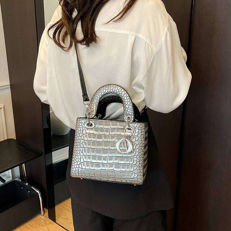 Stylish Crossbody-Bag In Leather Material For Women, Popular Shoulder Bag By Famous Designer, Elegant Handbags