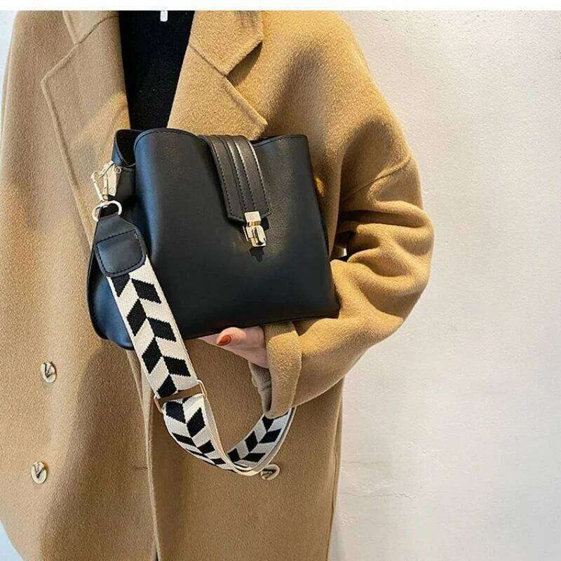 New Women's Retro Large Capacity Shoulder Korean Version Bucket Niche Design Western Texture Crossbody Canvas Strap Bagluxury bag tote bag