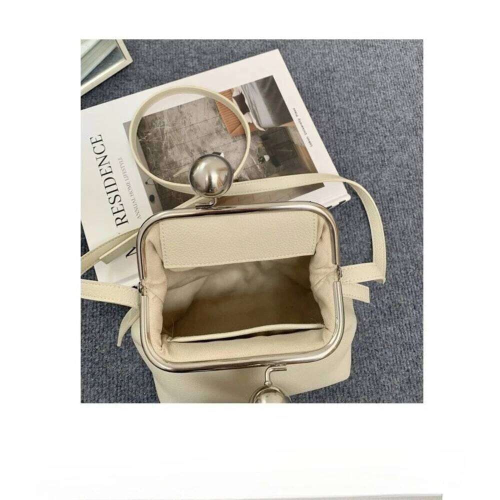 Novel Bell Design Clip Pouch Leisure Genuine Cow Leather Women Flap Shoulder Small Delicate Female Crossbody Bag Red