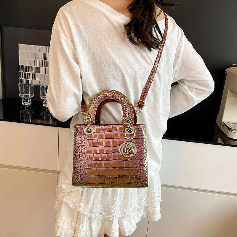 Stylish Crossbody-Bag In Leather Material For Women, Popular Shoulder Bag By Famous Designer, Elegant Handbags