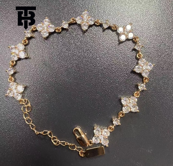 Free Shipping For New Designer Accessories Exquisite Zircon Women's Bracelet Light Luxury Sparkling Zircon Starburst High-end Niche Bracelet Jewe