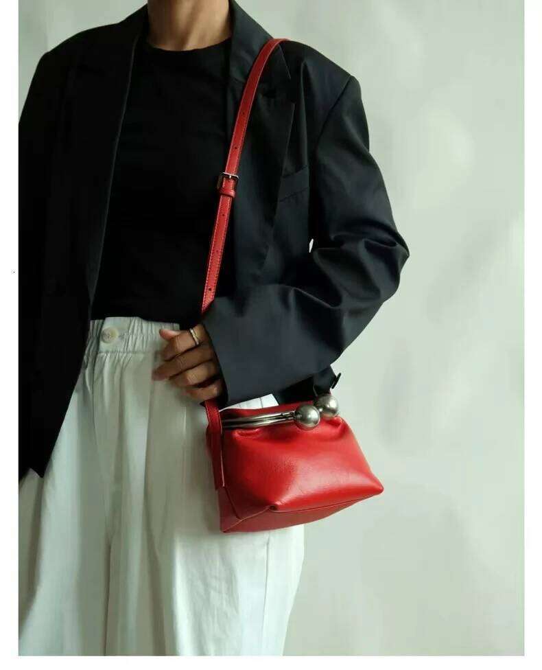 Novel Bell Design Clip Pouch Leisure Genuine Cow Leather Women Flap Shoulder Small Delicate Female Crossbody Bag Red