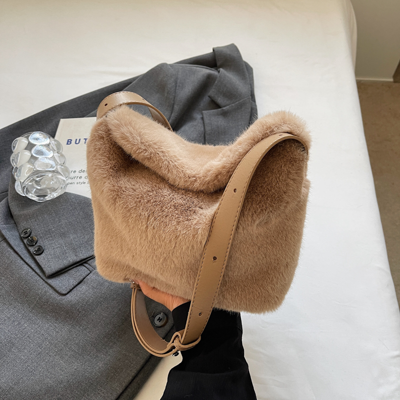 High end women's fashionable street feel, simple and versatile single shoulder crossbody bag, versatile high-end fashion, elegant commuting shoul