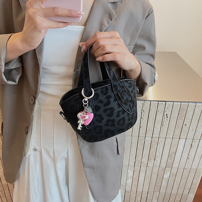 Autumn New Women s Shoulder Bag Retro Niche Leopard Print Women s Handbag Autumn And Winter New Casual Women s Crossbody Bag New Designer Bag