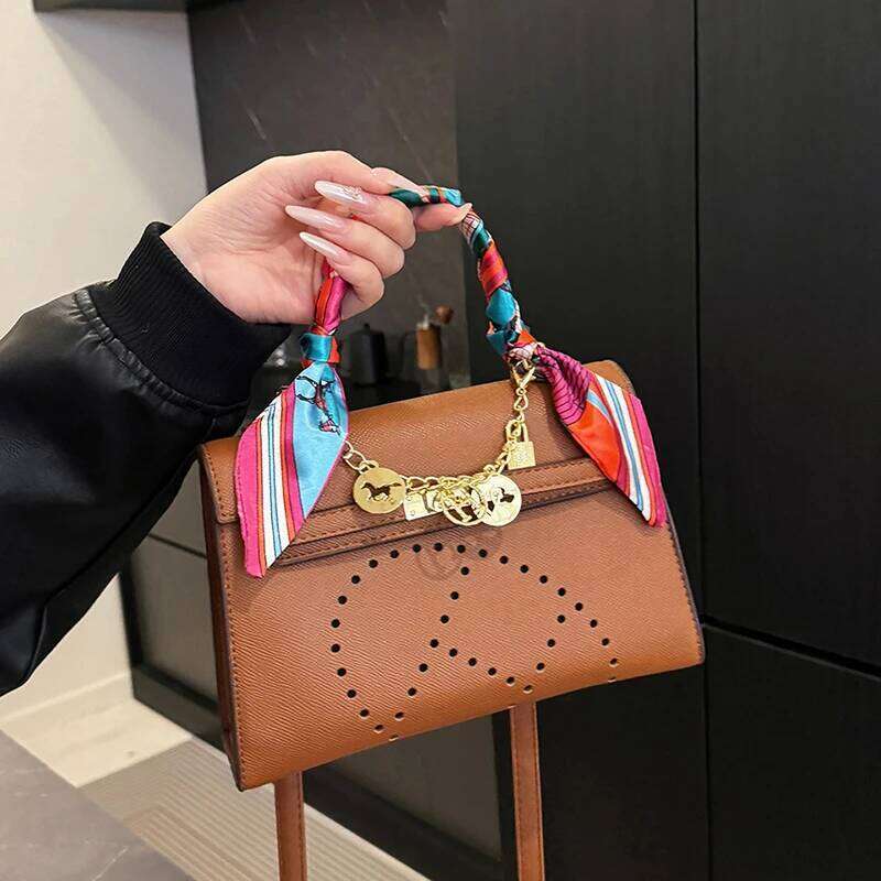 Elegant High-End Shopper Tote Bag For Fashionable Women With Large Capacity And Vintage Inspired Leather