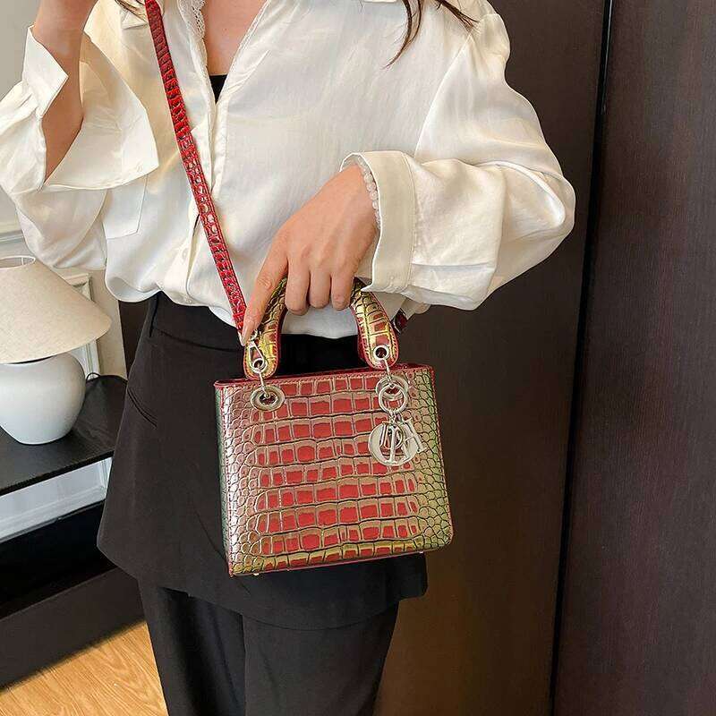 Stylish Crossbody-Bag In Leather Material For Women, Popular Shoulder Bag By Famous Designer, Elegant Handbags