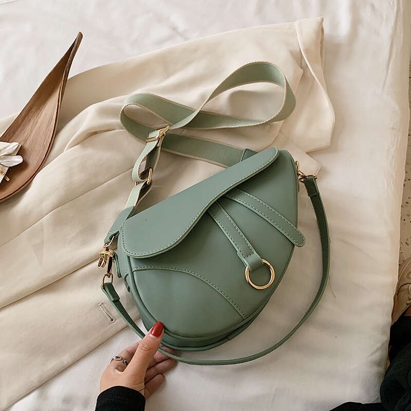 Women's 2024 Autumn New Single Shoulder Textured Niche Design Crossbody Versatile Saddle Bag