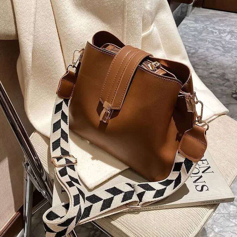 New Women's Retro Large Capacity Shoulder Korean Version Bucket Niche Design Western Texture Crossbody Canvas Strap Bagluxury bag tote bag