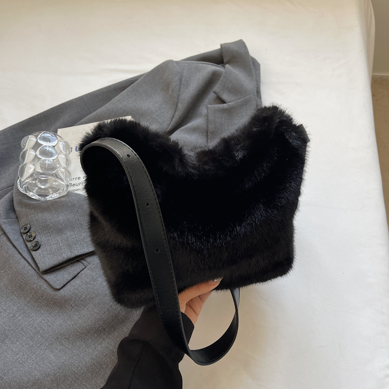 High end women's fashionable street feel, simple and versatile single shoulder crossbody bag, versatile high-end fashion, elegant commuting shoul