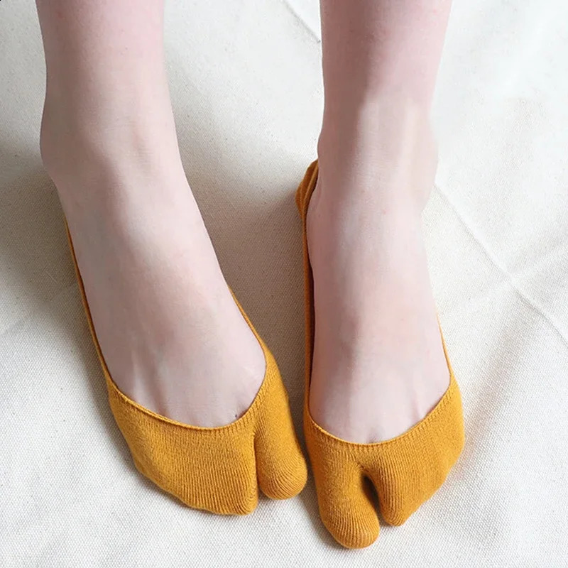 Women Two Finger Socks Summer Thin Nonslip Invisible Low Cut Boat Sock Solid Breathable Cotton Tabi Comfortable 250828