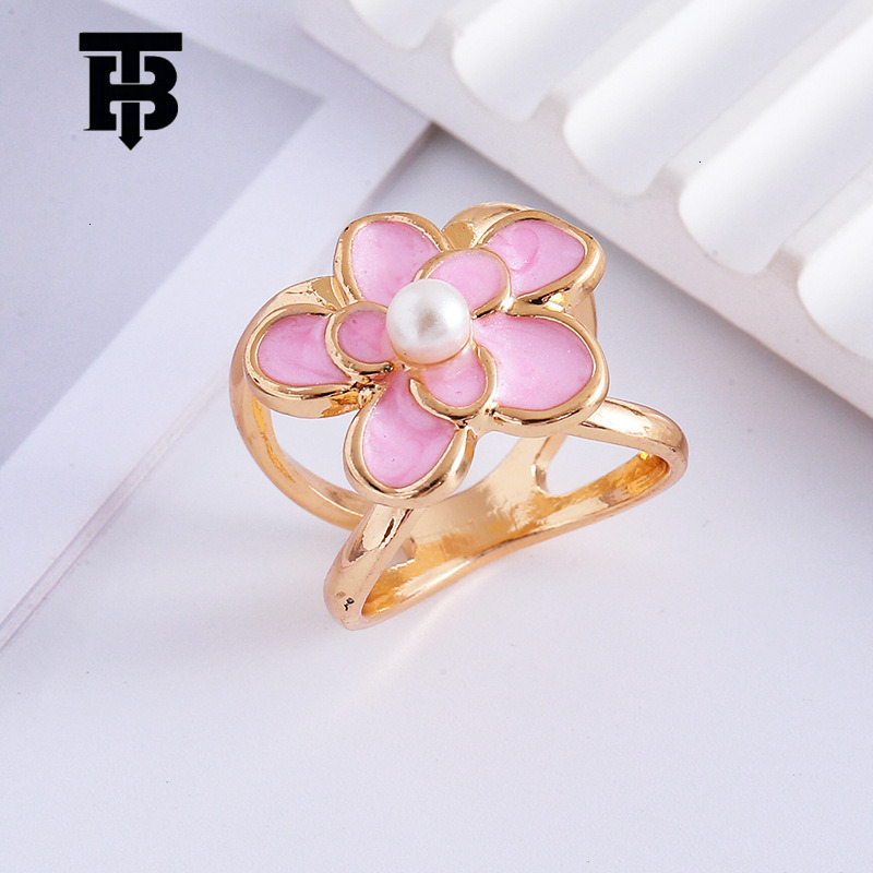 Free Shipping For New Designer Accessories Minimalist 3D Flower Scarf Buckle For Women Versatile Simple Multifunctional Coat Belt Fixing Buckle