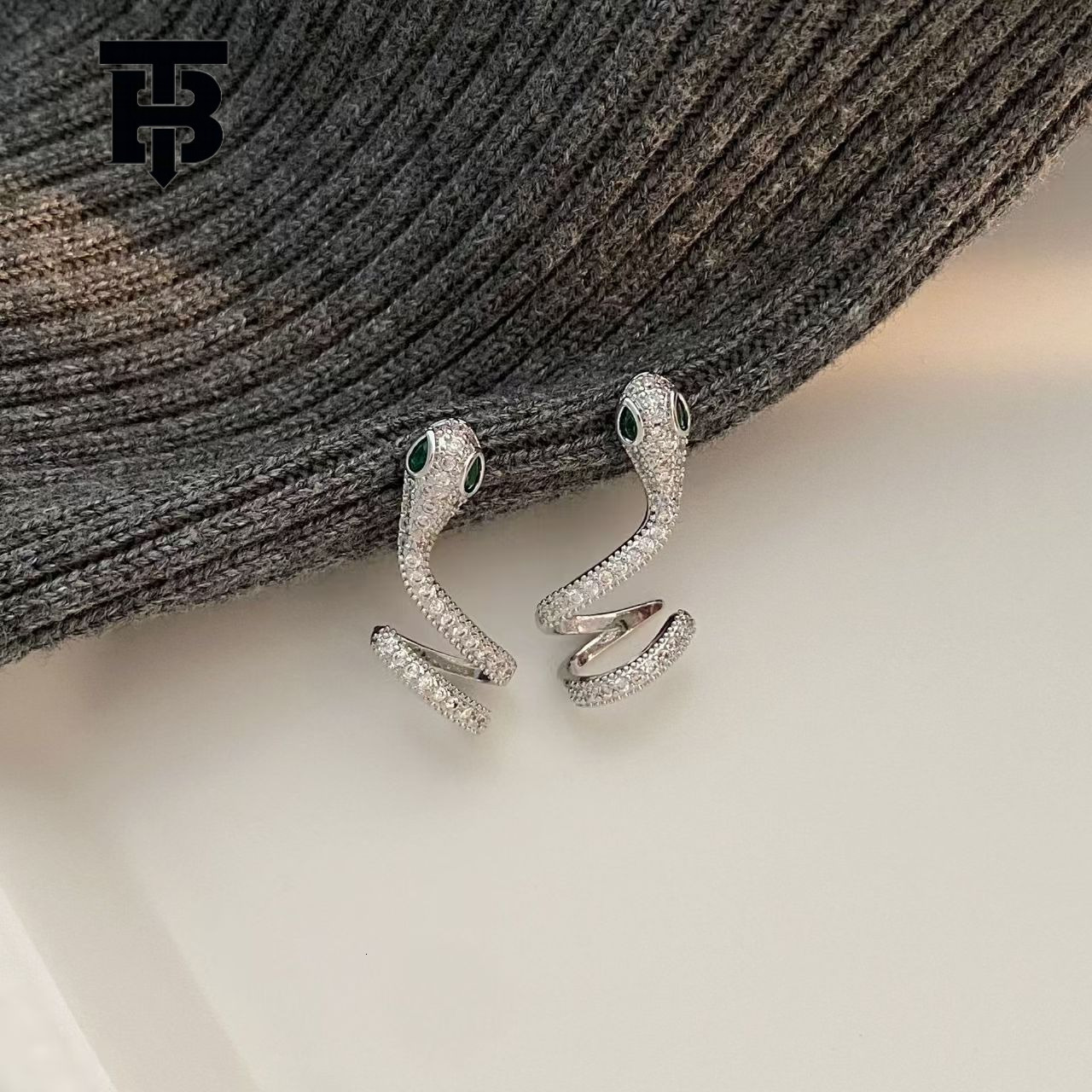 Free Shipping For New Designer Accessories Creative Personality High-end Copper Inlaid Zircon Snake Series Earrings Exquisite Light Luxury Temperament