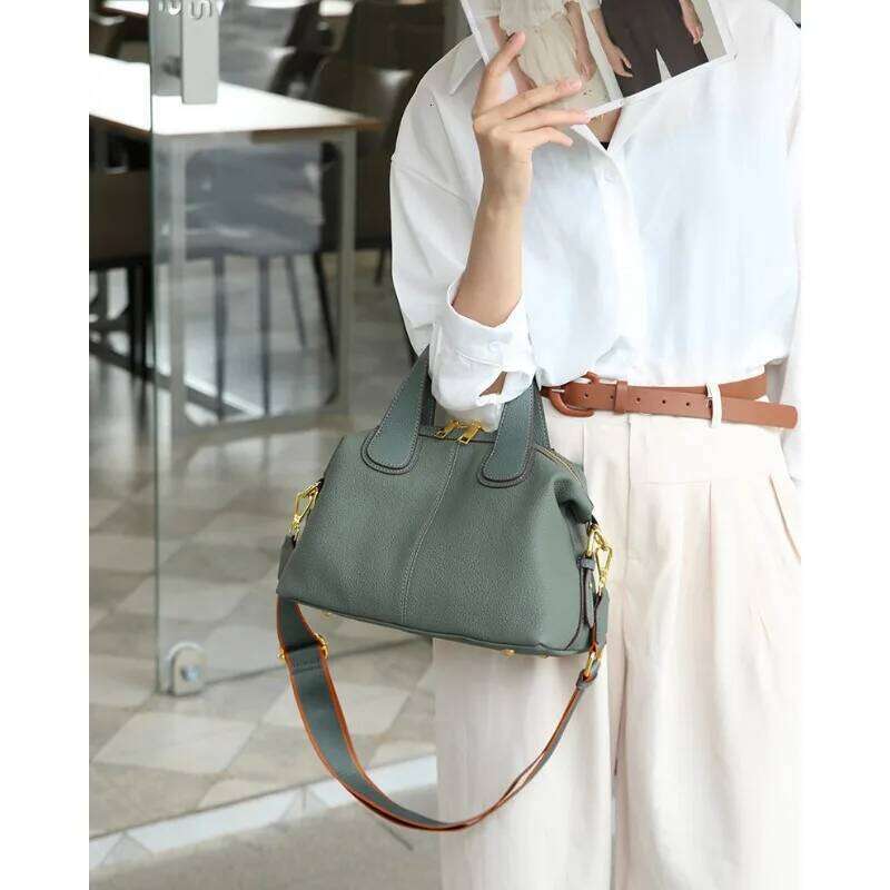 Women's Top Layer Cowhide Handbag Niche Design Large Capacity Single Shoulder Crossbody Fashionable Genuine Leather Tote Bag