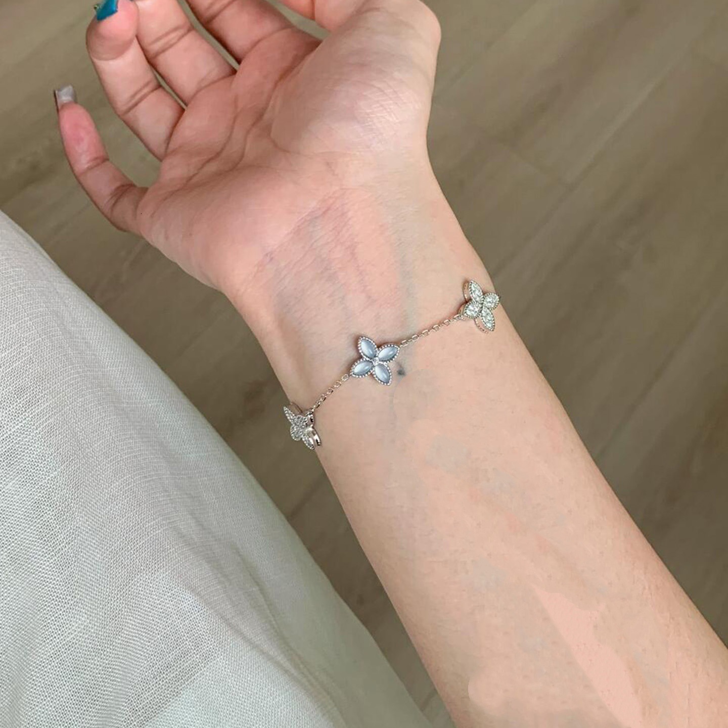 Korean Style Cool Flashing Flower Bracelet for Women, Elegant Versatile Simple High-Value Niche Design Personalized Jewelry