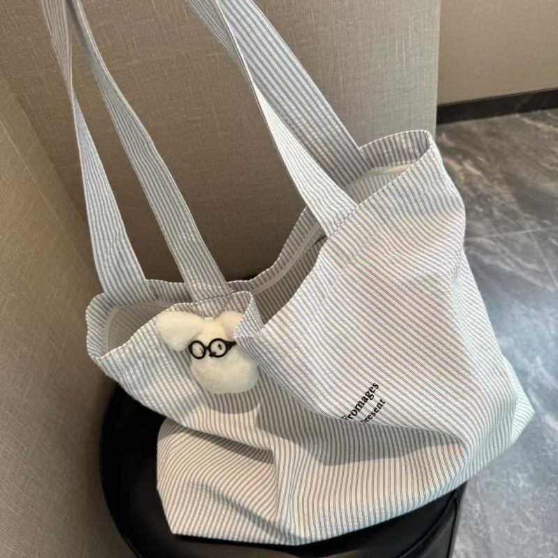 2025 autumn new casual striped lazy simple, lightweight, atmospheric, compact, large capacity, niche design, commuting canvas bag, bag designer should