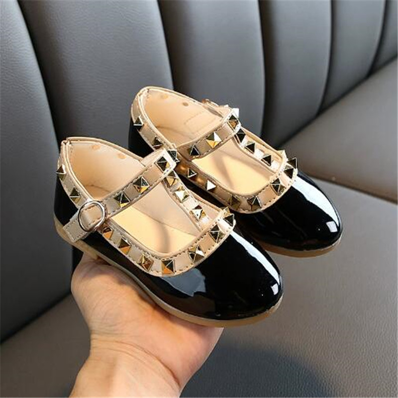 Kids Sandal Summer Girl's Pointed Flat Shoes New Girls Sandals Rivets Wild Baotou Children Shoes Fashion Princess Beach Shoe
