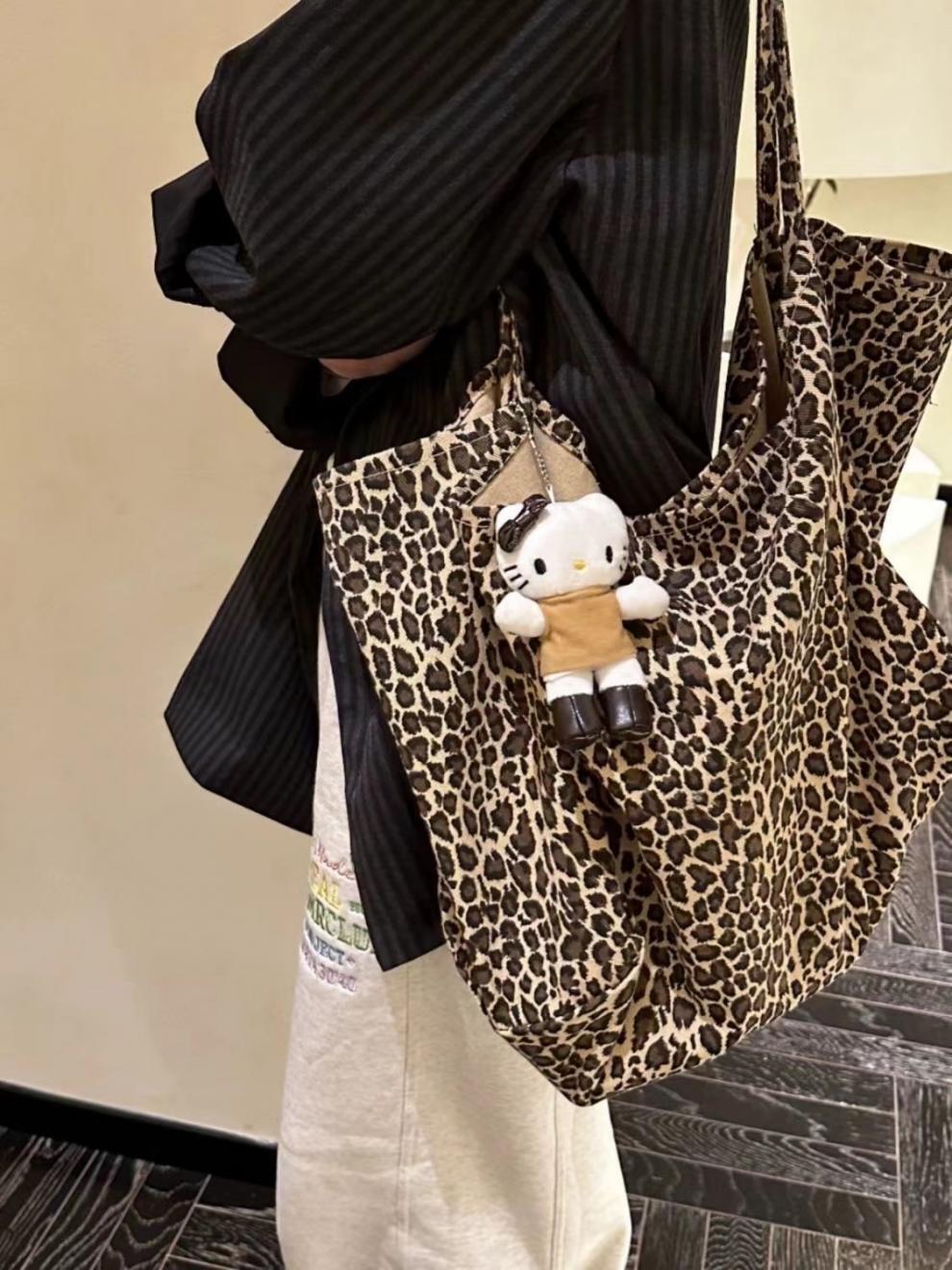 2025 autumn new large capacity lazy leopard print atmospheric shoulder bag, simple and casual bag Korean style practical canvas bag, designer shoulder